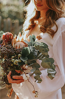 Frau mit Blumenstrauß Frau mit Blumenstrauß